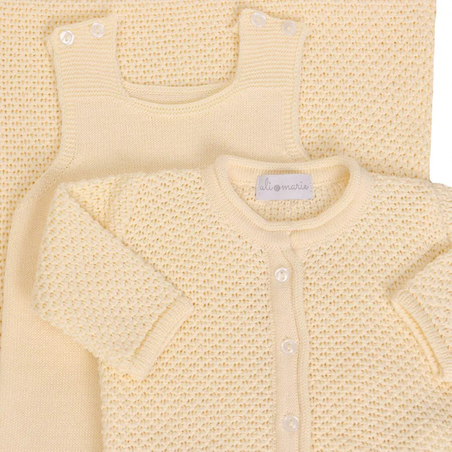 saída maternidade pipoca amarelo bebê com macacão, casaquinho texturizado e manta com detalhe canelado