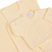 saída maternidade pipoca amarelo bebê com macacão, casaquinho texturizado e manta com detalhe canelado