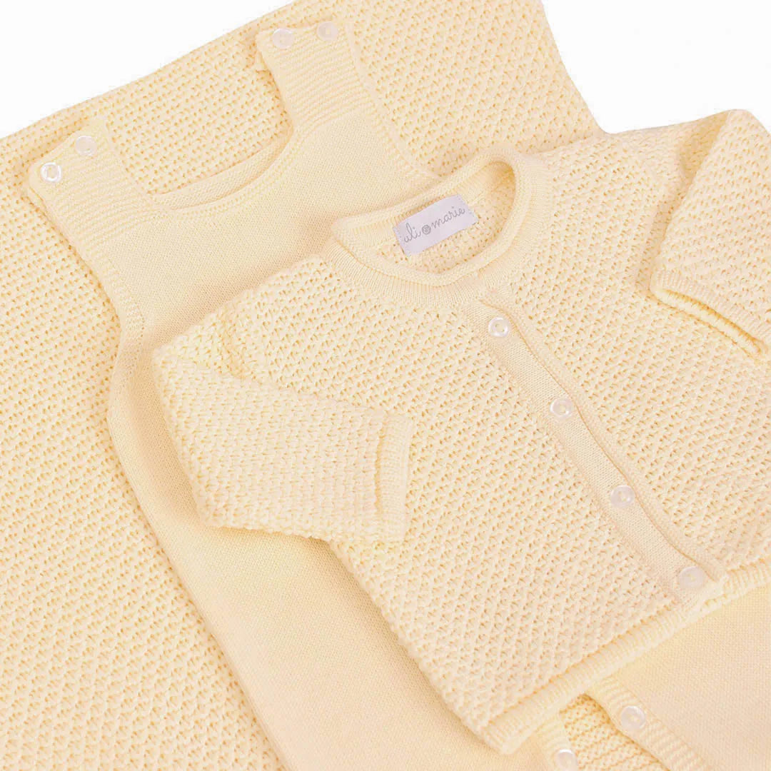 saída maternidade pipoca amarelo bebê com macacão, casaquinho texturizado e manta com detalhe canelado