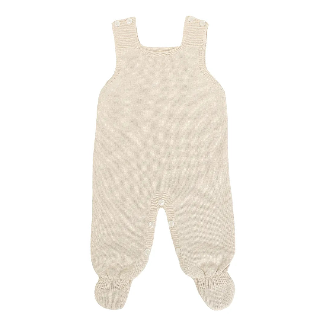 saída maternidade pipoca areia, com casaquinho e manta em tricot com textura, sobre macacão básico