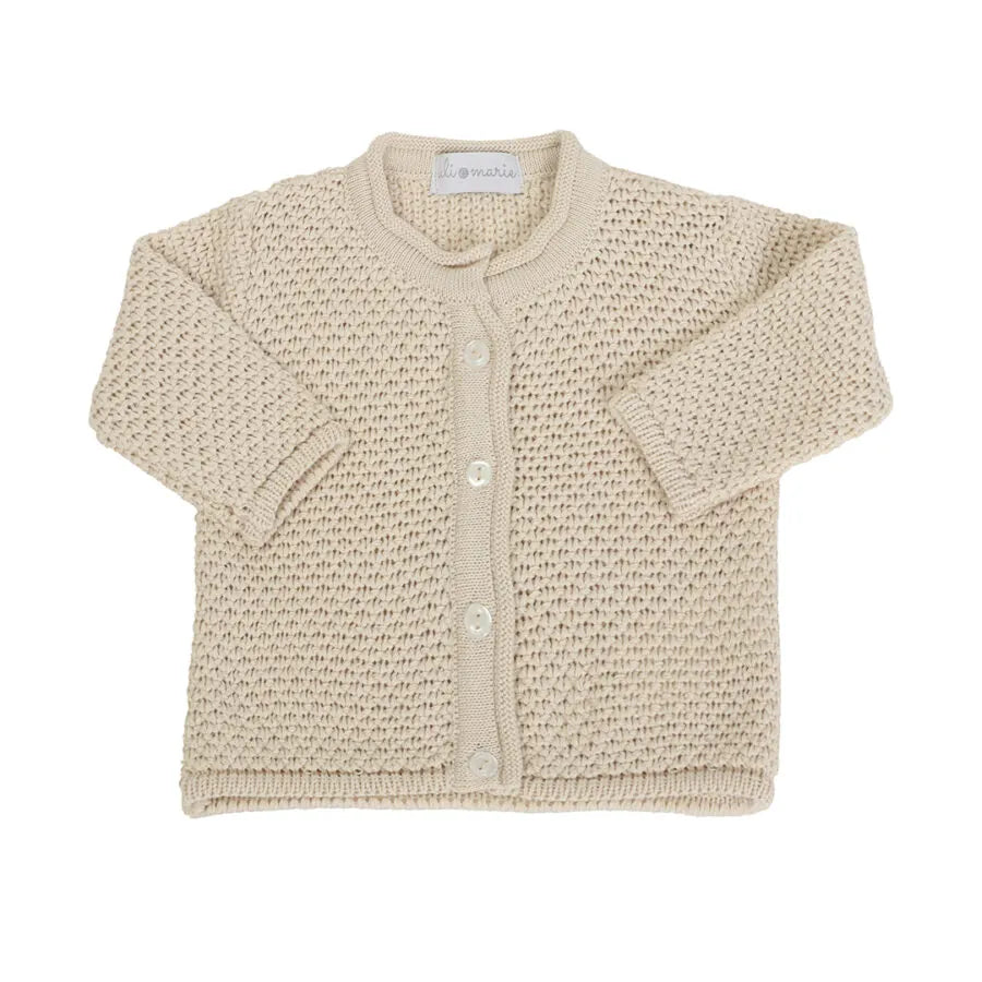 saída maternidade pipoca areia, com casaquinho e manta em tricot com textura, sobre macacão básico