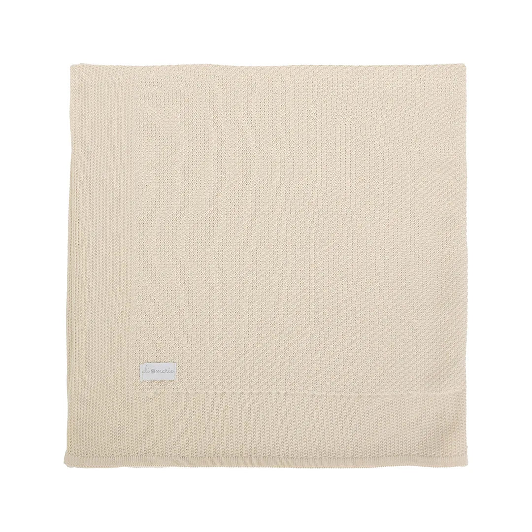 saída maternidade pipoca areia, com casaquinho e manta em tricot com textura, sobre macacão básico