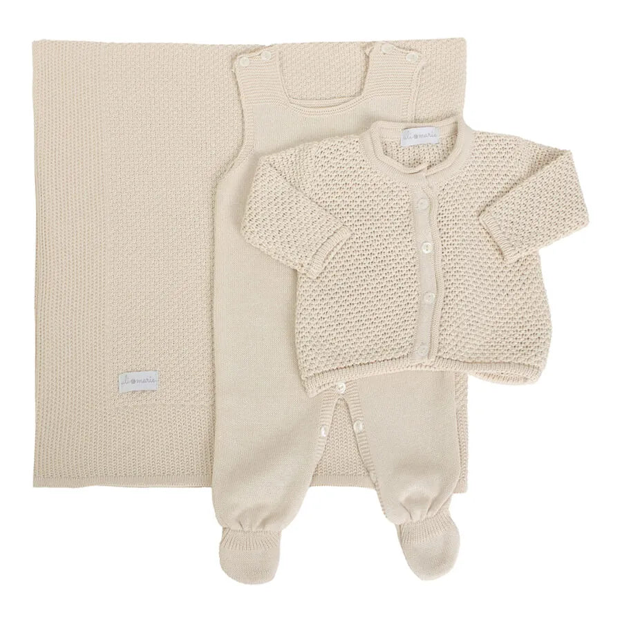 saída maternidade pipoca areia, com casaquinho e manta em tricot com textura, sobre macacão básico