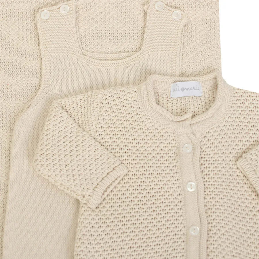 saída maternidade pipoca areia, com casaquinho e manta em tricot com textura, sobre macacão básico