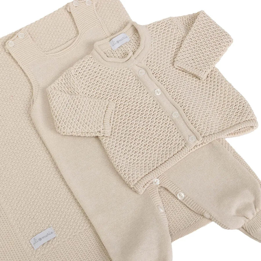 saída maternidade pipoca areia, com casaquinho e manta em tricot com textura, sobre macacão básico