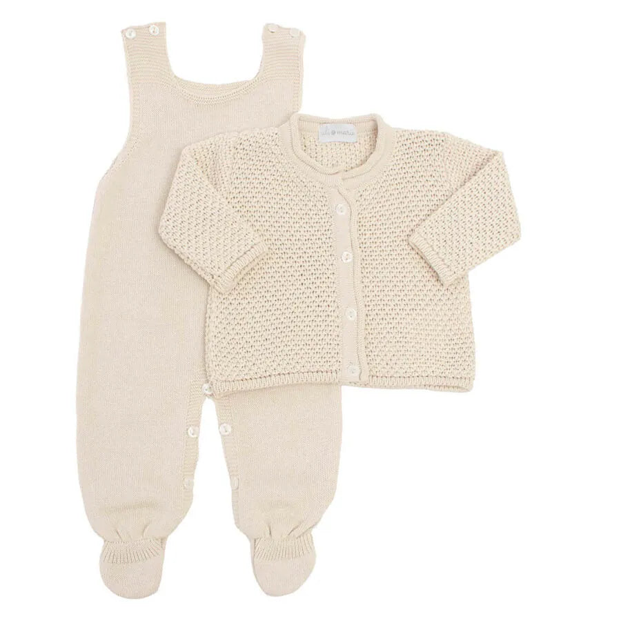 saída maternidade pipoca areia, com casaquinho e manta em tricot com textura, sobre macacão básico