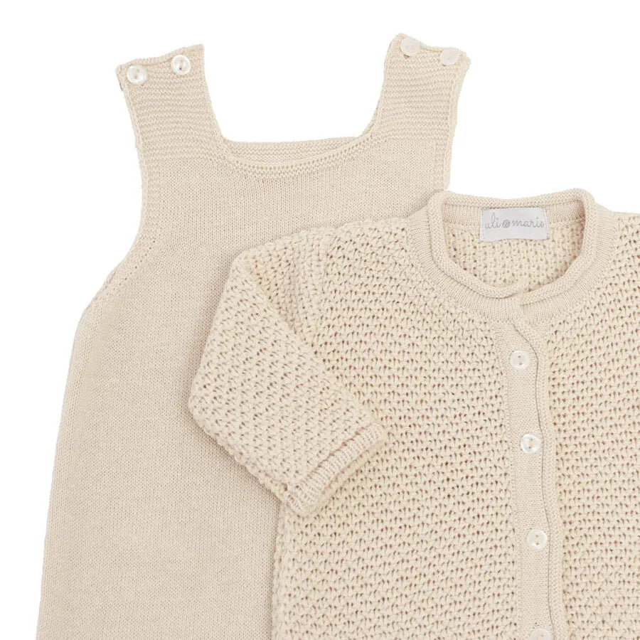 saída maternidade pipoca areia, com casaquinho e manta em tricot com textura, sobre macacão básico