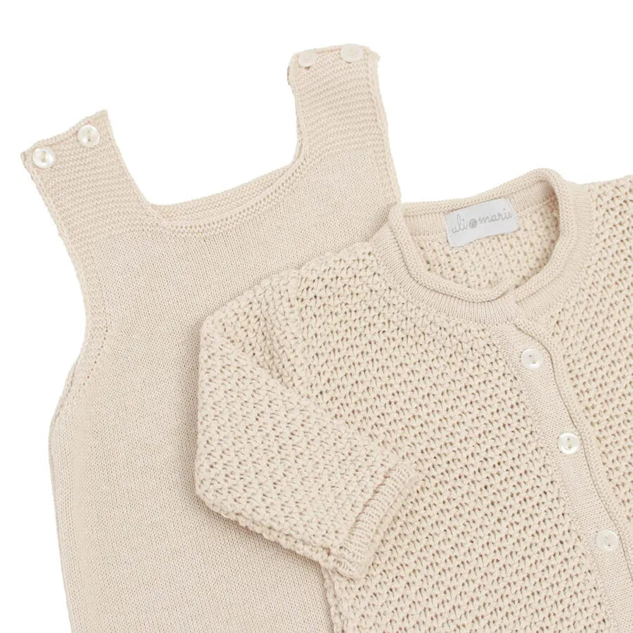 saída maternidade pipoca areia, com casaquinho e manta em tricot com textura, sobre macacão básico