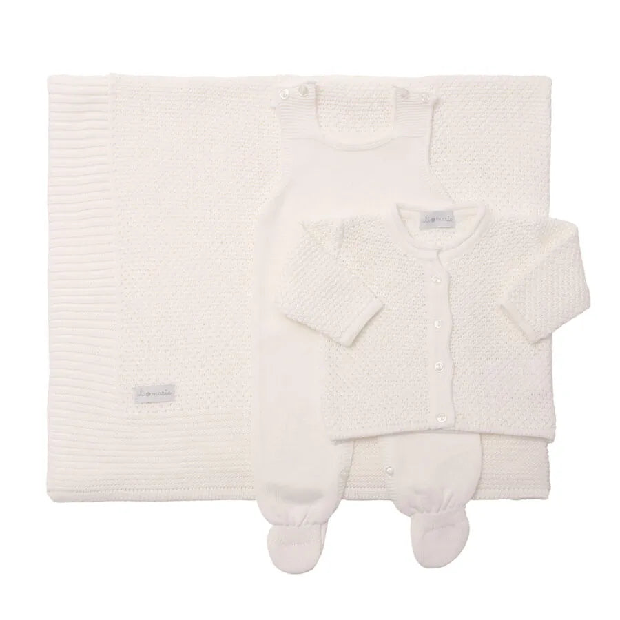 saída maternidade pipoca branca de três peças: macacão, casaquinho texturizado e manta com barra canelada