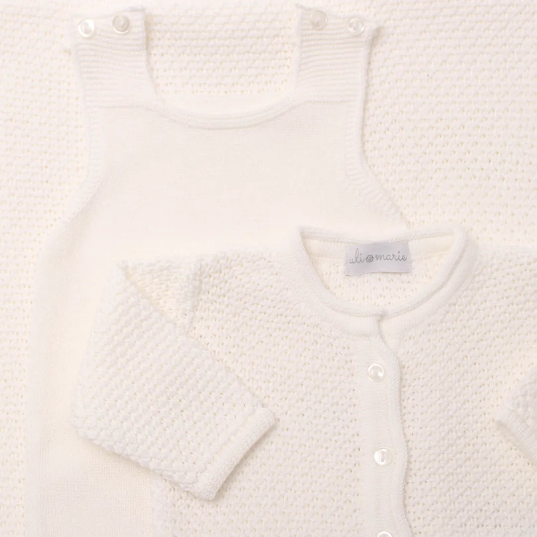 saída maternidade pipoca branca de três peças: macacão, casaquinho texturizado e manta com barra canelada