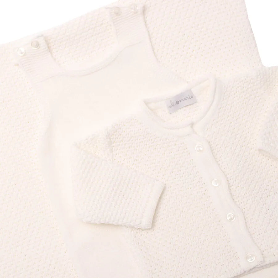 saída maternidade pipoca branca de três peças: macacão, casaquinho texturizado e manta com barra canelada