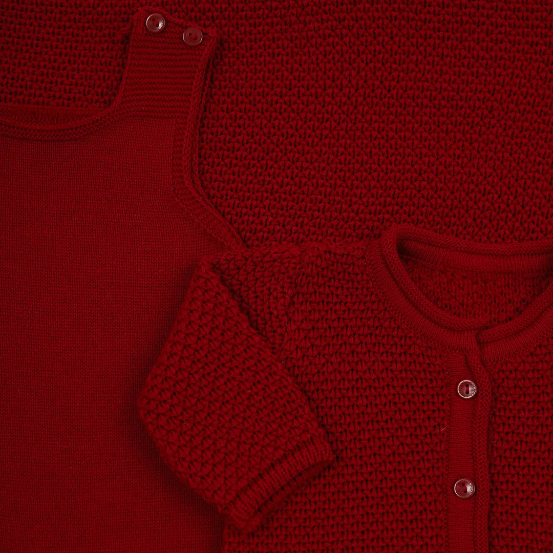 saída maternidade pipoca vermelha, com macacão, casaquinho texturizado em tricot e manta canelada