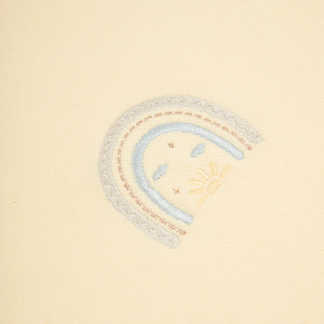 saída maternidade rainbow amarelo bebê com macacão de malha e manta, com bordado de arco-íris discreto no peito