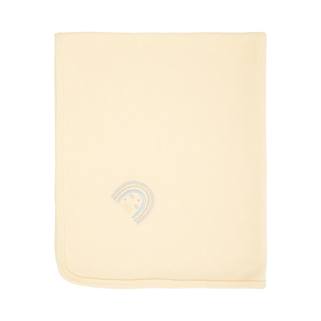 saída maternidade rainbow amarelo bebê com macacão de malha e manta, com bordado de arco-íris discreto no peito