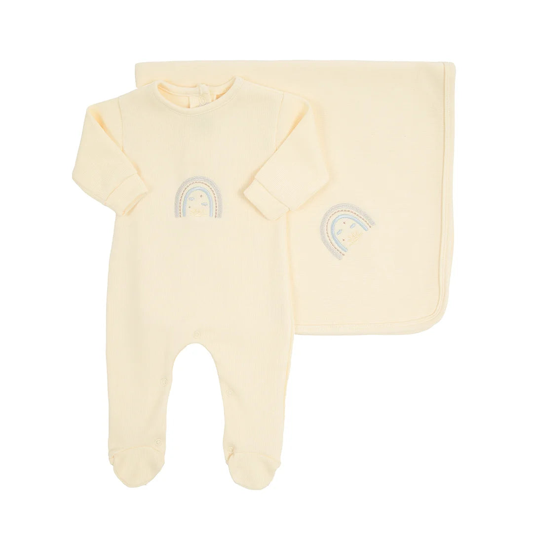 saída maternidade rainbow amarelo bebê com macacão de malha e manta, com bordado de arco-íris discreto no peito