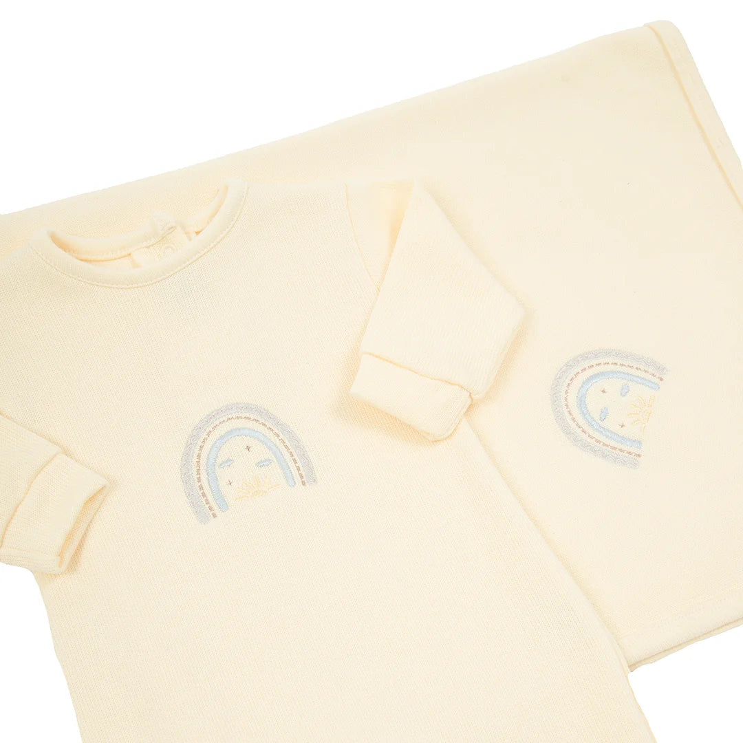 saída maternidade rainbow amarelo bebê com macacão de malha e manta, com bordado de arco-íris discreto no peito