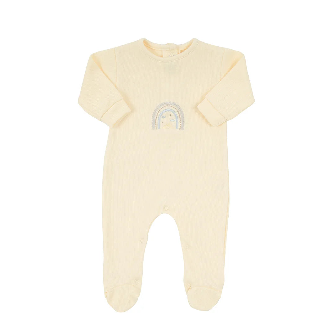 saída maternidade rainbow amarelo bebê com macacão de malha e manta, com bordado de arco-íris discreto no peito