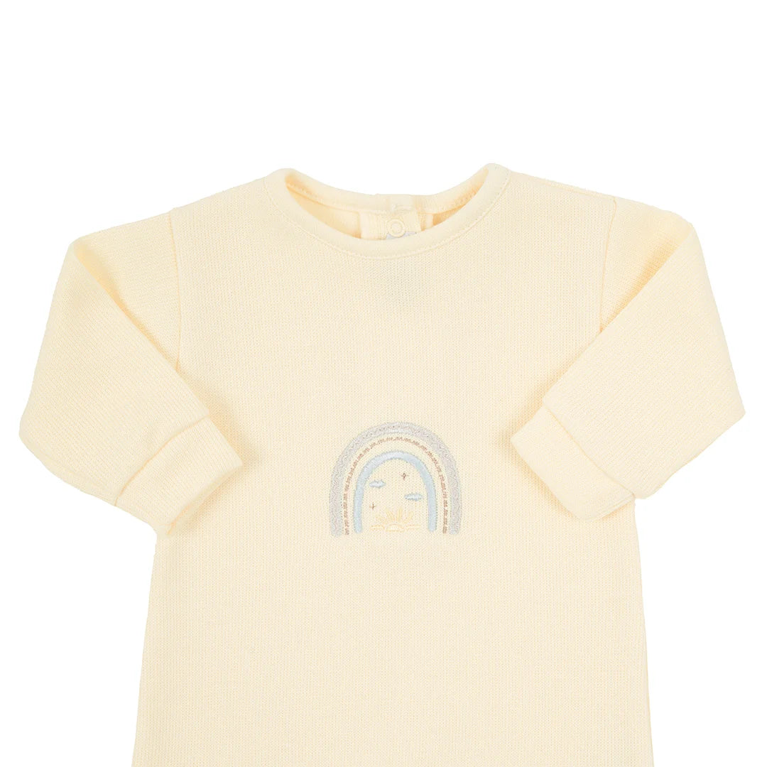 saída maternidade rainbow amarelo bebê com macacão de malha e manta, com bordado de arco-íris discreto no peito