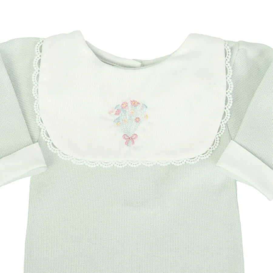 macacão saída maternidade ramalhete verde malva com gola rendada e bordado de flores coloridas no centro do peito