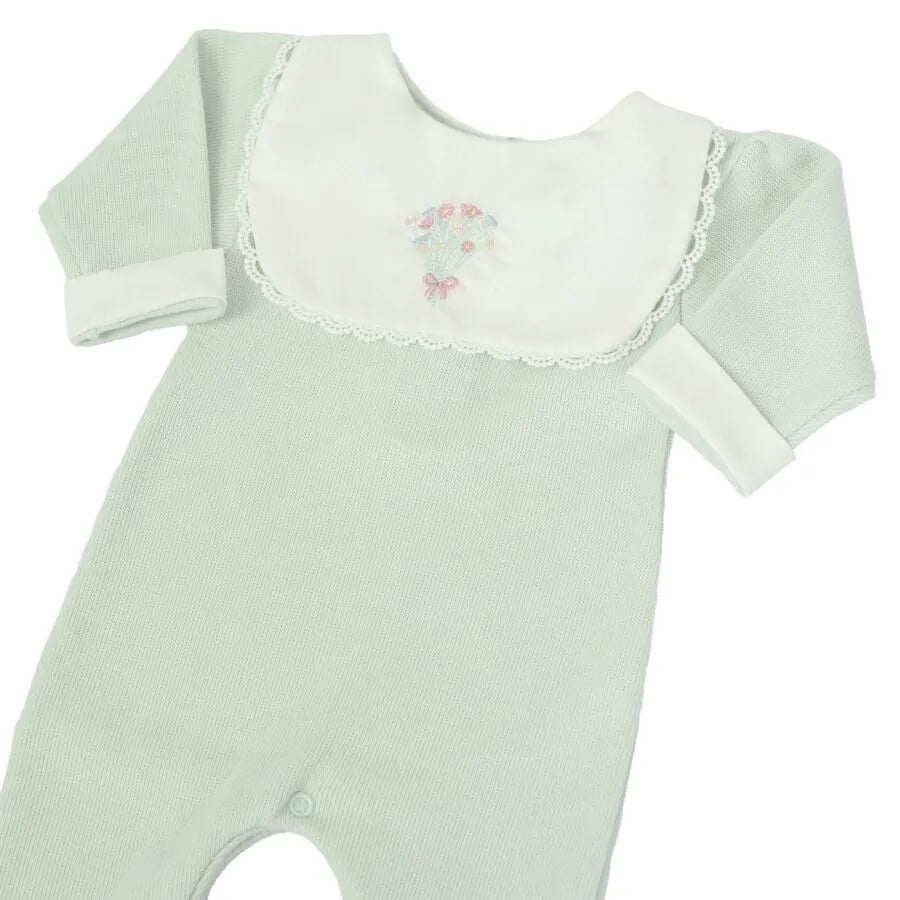 macacão saída maternidade ramalhete verde malva com acabamento rendado e bordado floral em tons suaves no peitinho