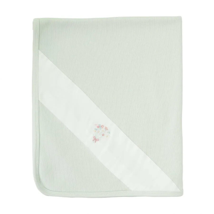 manta da saída maternidade ramalhete verde malva com faixa branca e bordado de ramalhete de flores com laço rosa