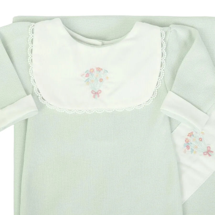 close do macacão saída maternidade ramalhete verde malva mostrando o bordado central de ramalhete floral e laço rosa