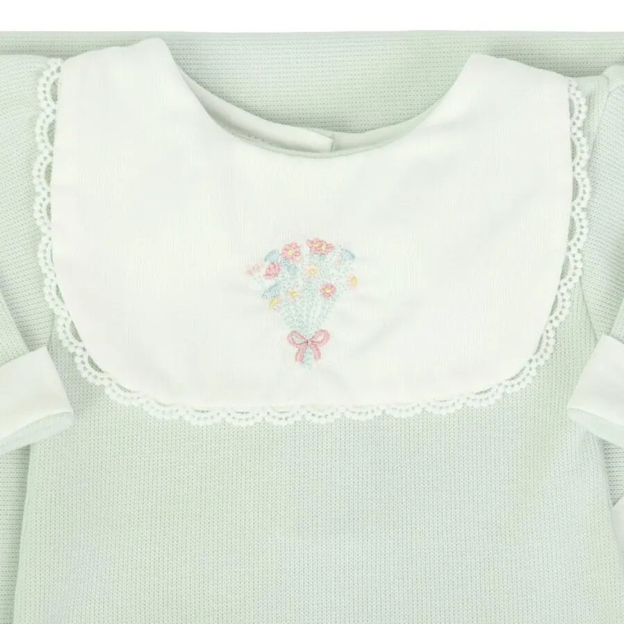 detalhe do macacão saída maternidade ramalhete verde malva com pala branca rendada e bordado de flores com laço rosa