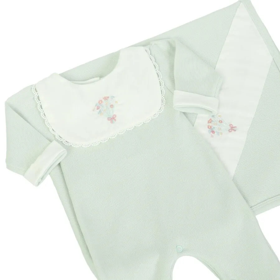 conjunto saída maternidade ramalhete verde malva com macacão e manta combinando, ambos com bordado de ramalhete floral