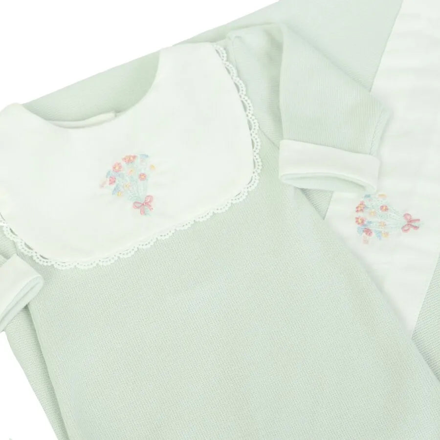 macacão saída maternidade ramalhete verde malva com pala branca e bordado de ramalhete colorido com laço delicado