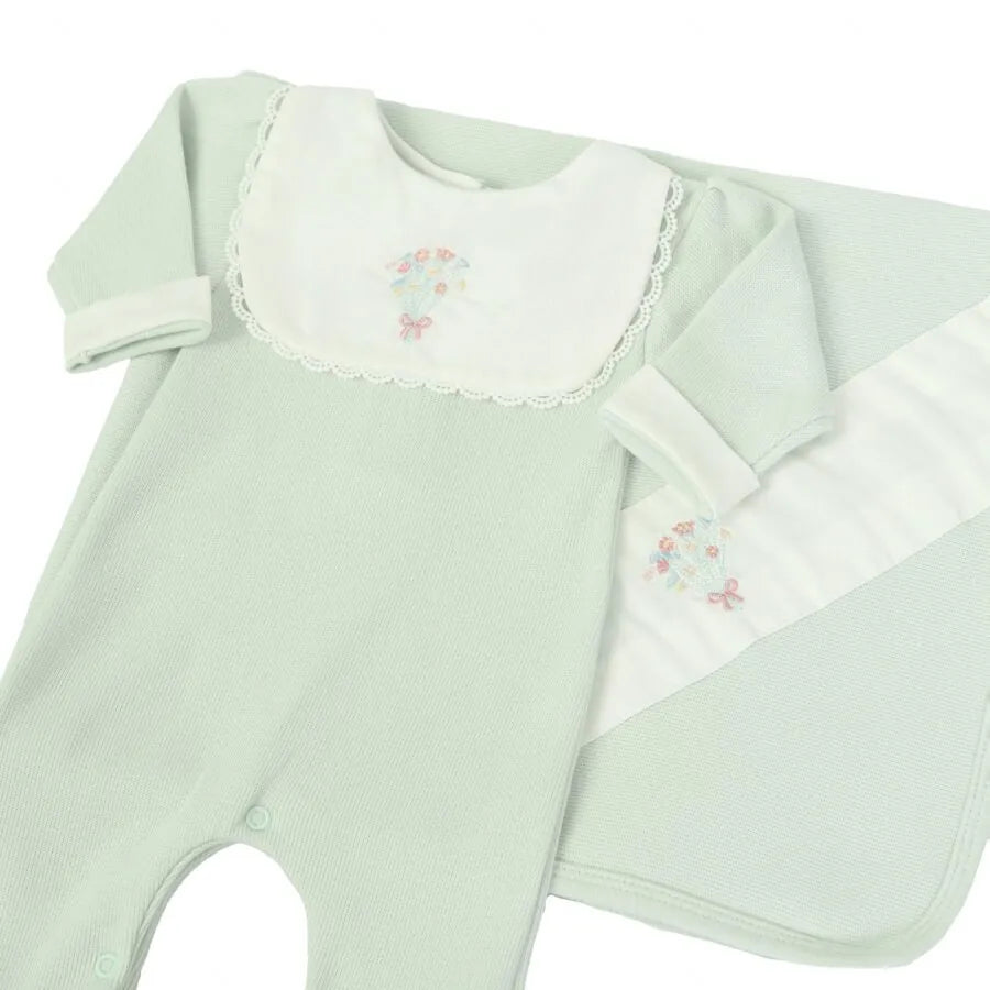 saída maternidade ramalhete verde malva vista em ângulo, mostrando macacão e manta com bordados florais sutis