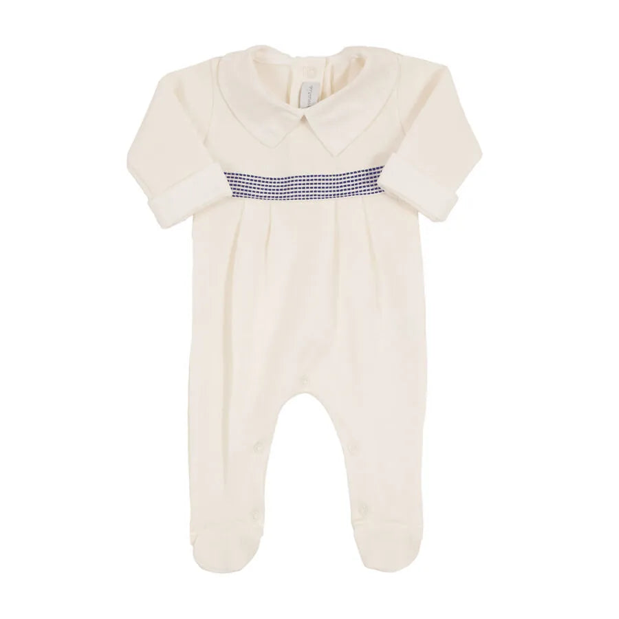 saída maternidade riviera off-white, macacão com pregas e faixa listrada azul marinho com manta