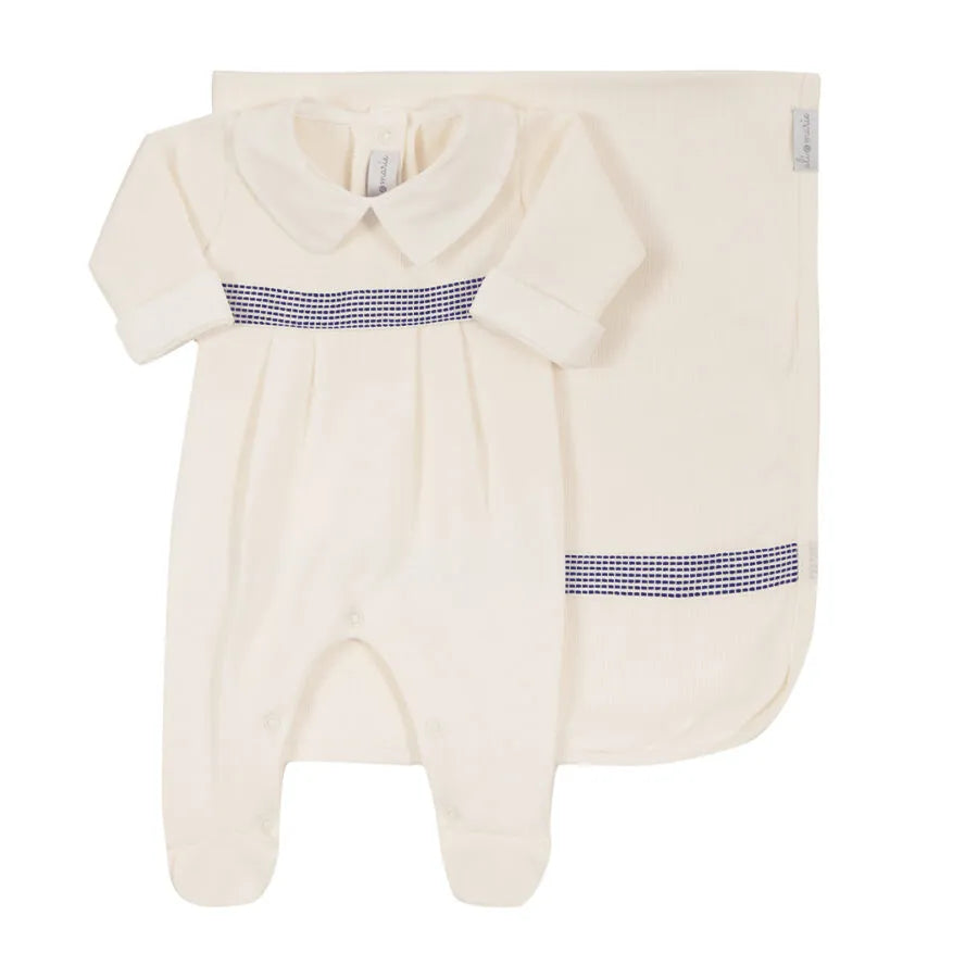 saída maternidade riviera off-white, macacão com pregas e faixa listrada azul marinho com manta