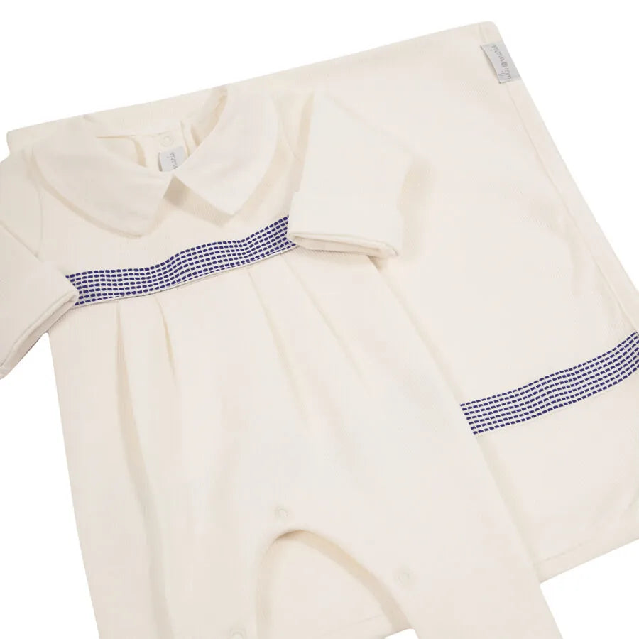 saída maternidade riviera off-white, macacão com pregas e faixa listrada azul marinho com manta