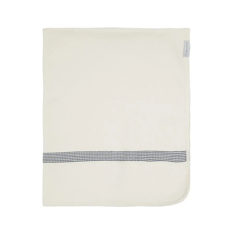 saída maternidade riviera off-white, macacão com pregas e faixa listrada azul marinho com manta