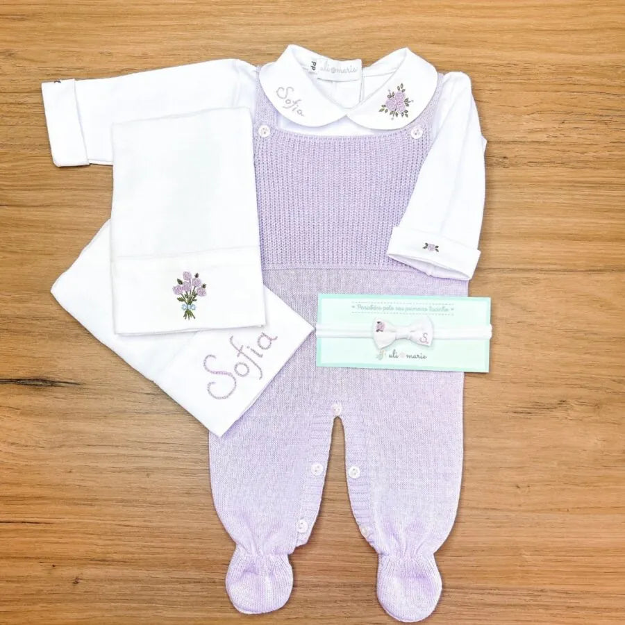 saída maternidade sofia personalizada lilás com jardineira em tricô, body bordado floral e manta com nome e laço
