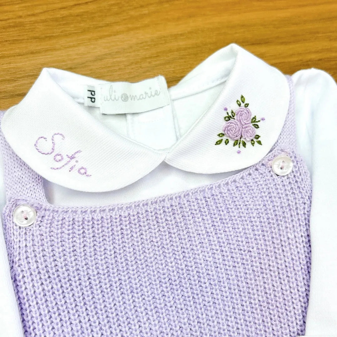 saída maternidade sofia personalizada lilás com jardineira em tricô, body bordado floral e manta com nome e laço