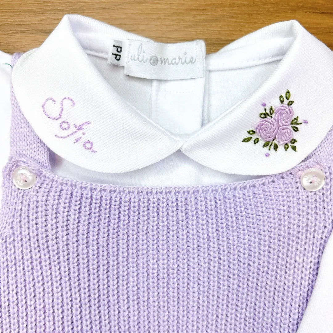 saída maternidade sofia personalizada lilás com jardineira em tricô, body bordado floral e manta com nome e laço
