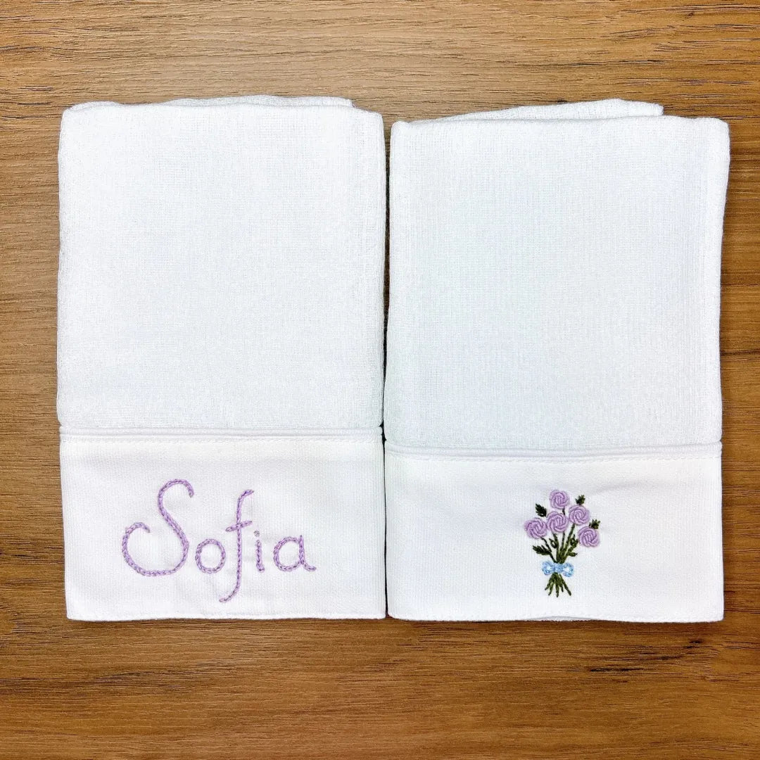 saída maternidade sofia personalizada lilás com jardineira em tricô, body bordado floral e manta com nome e laço