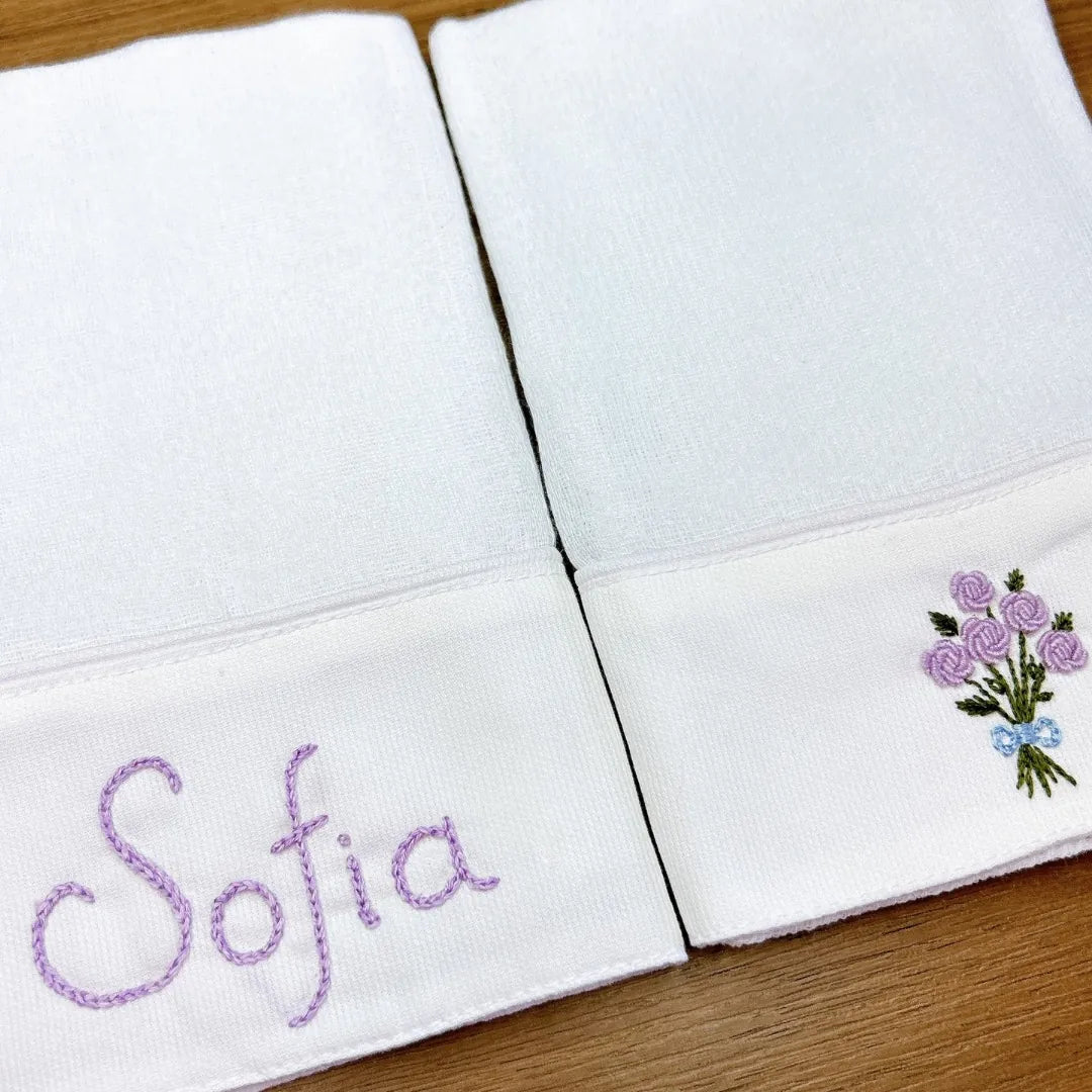 saída maternidade sofia personalizada lilás com jardineira em tricô, body bordado floral e manta com nome e laço