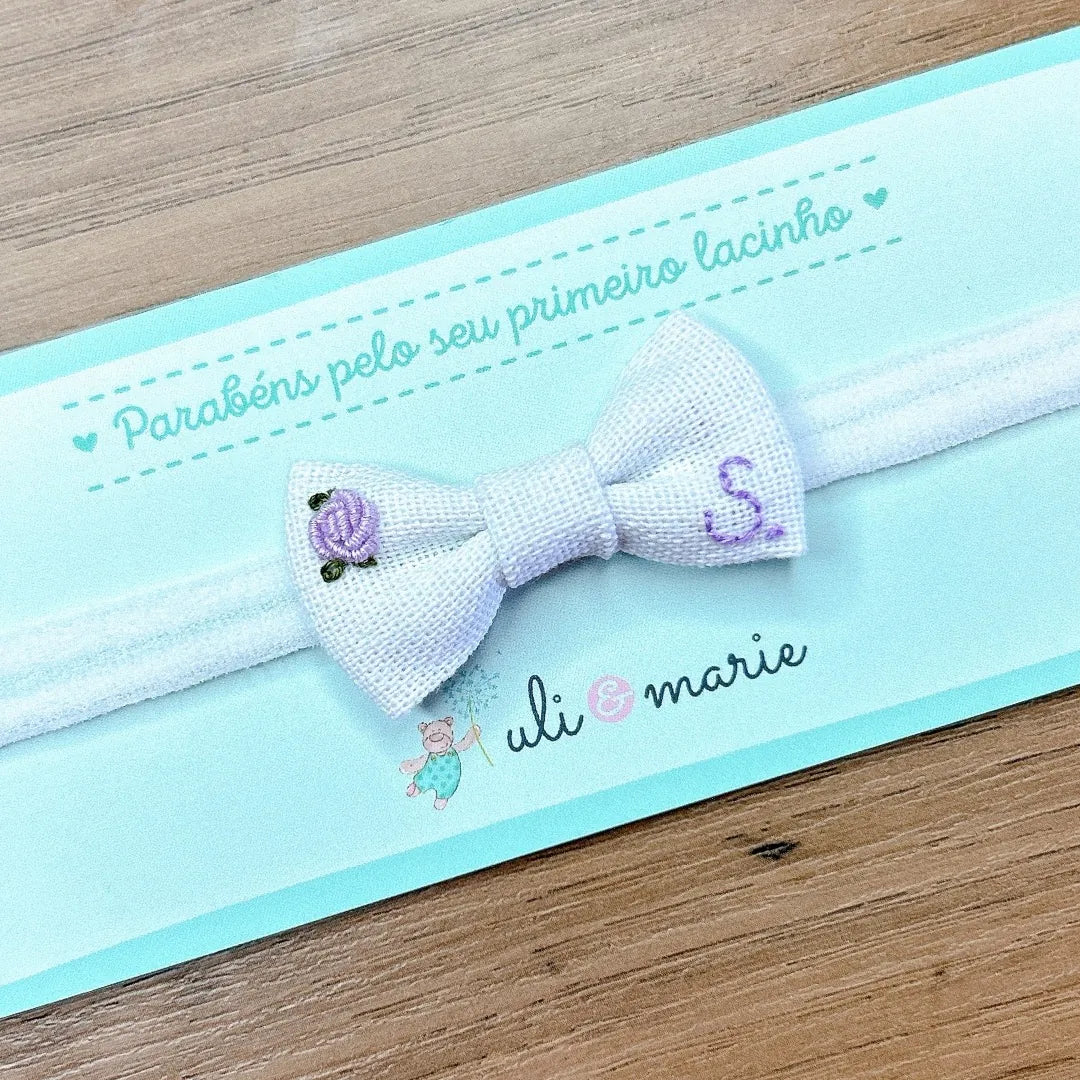 saída maternidade sofia personalizada lilás com jardineira em tricô, body bordado floral e manta com nome e laço