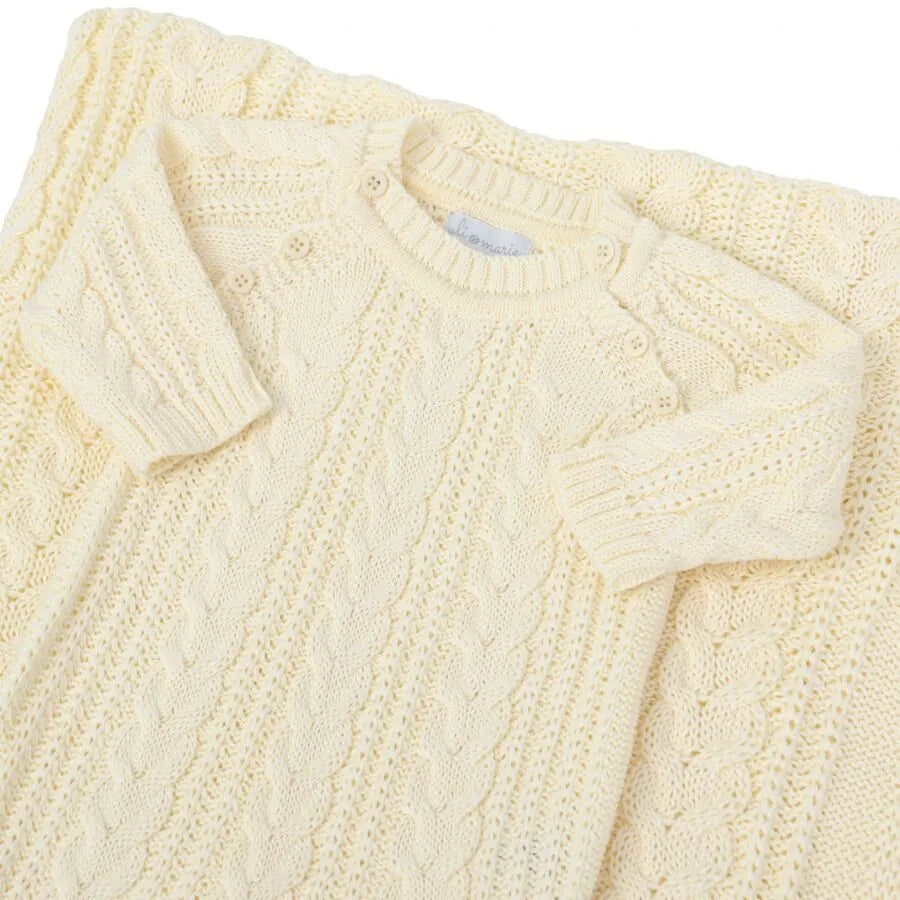 saída maternidade sorrento amarelo bebê com macacão e manta de tricot com pontos grossos trançados