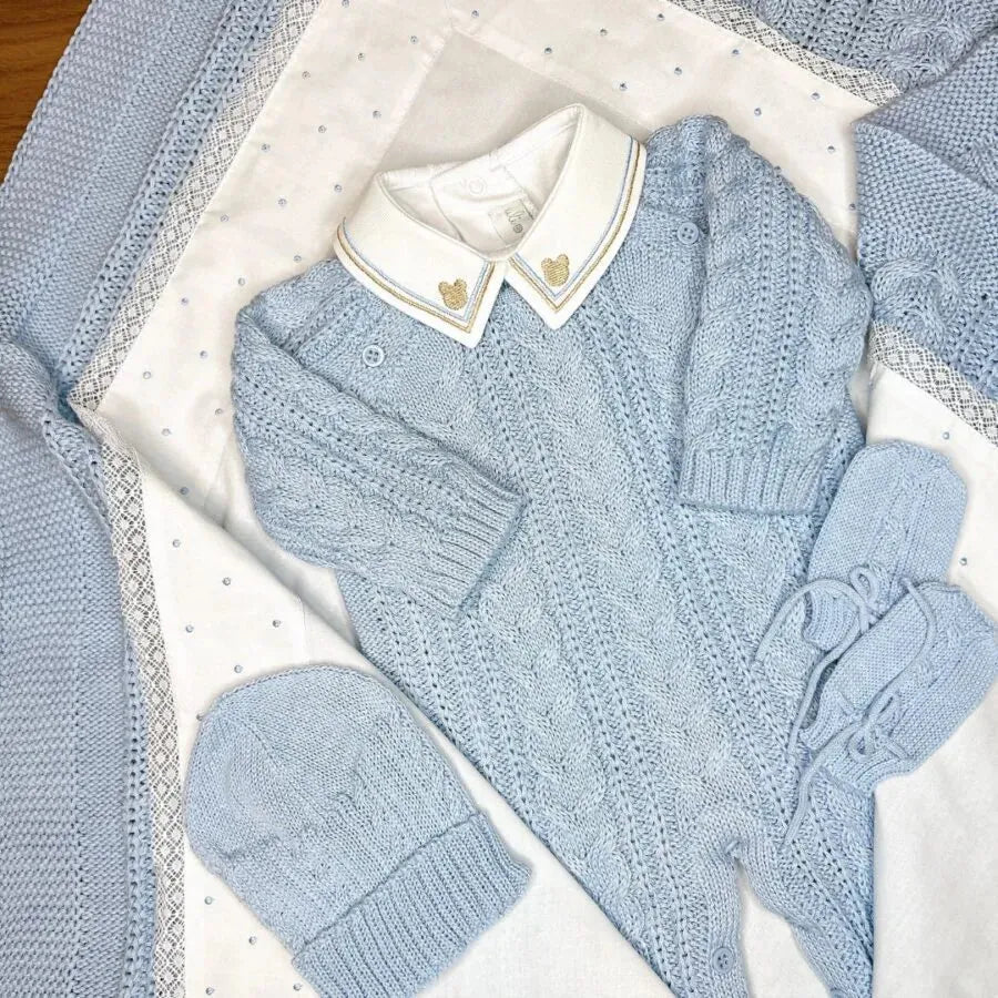 saída maternidade sorrento azul bebê composta por macacão em tricô com delicado ponto trançado e manta combinando, proporcionando conforto e elegância ao bebê