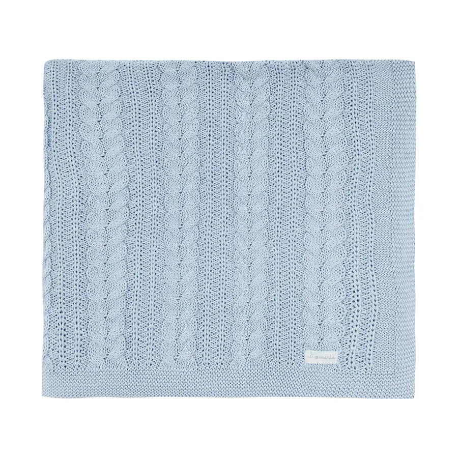 saída maternidade sorrento azul bebê composta por macacão em tricô com delicado ponto trançado e manta combinando, proporcionando conforto e elegância ao bebê