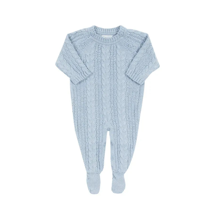 saída maternidade sorrento azul bebê composta por macacão em tricô com delicado ponto trançado e manta combinando, proporcionando conforto e elegância ao bebê