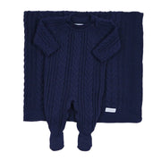 saída maternidade sorrento azul marinho com macacão de tricot e manta combinando vista de cima