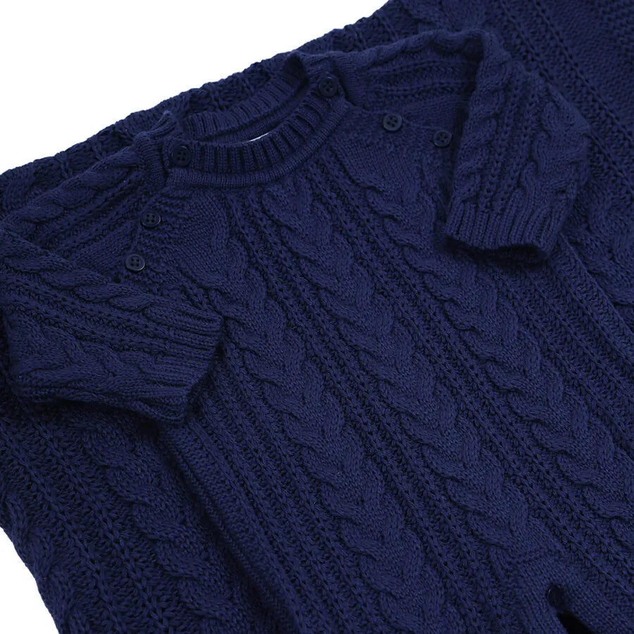 saída maternidade sorrento azul marinho com macacão de tricot e manta combinando vista de cima