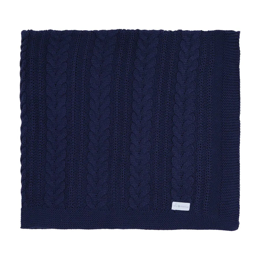 saída maternidade sorrento azul marinho com macacão de tricot e manta combinando vista de cima