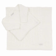 saída maternidade sorrento branca com macacão e manta em tricô de tranças, no clássico tom branco e textura delicada