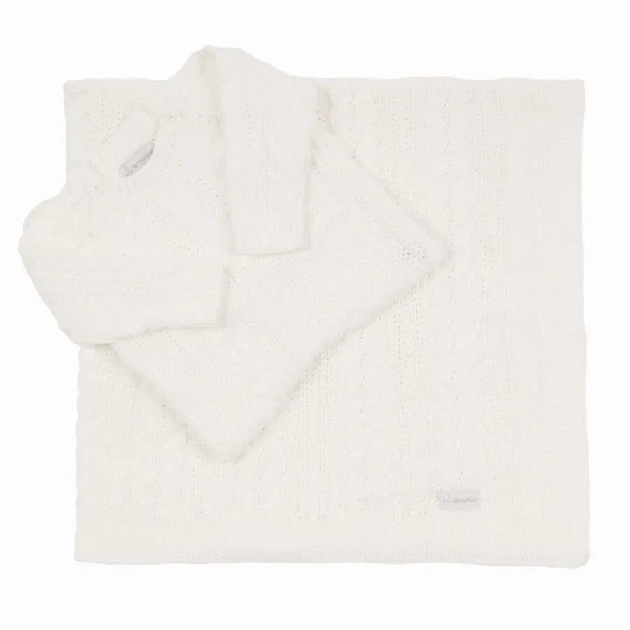 saída maternidade sorrento branca com macacão e manta em tricô de tranças, no clássico tom branco e textura delicada