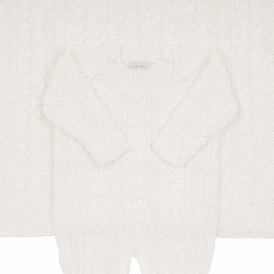 saída maternidade sorrento branca com macacão e manta em tricô de tranças, no clássico tom branco e textura delicada